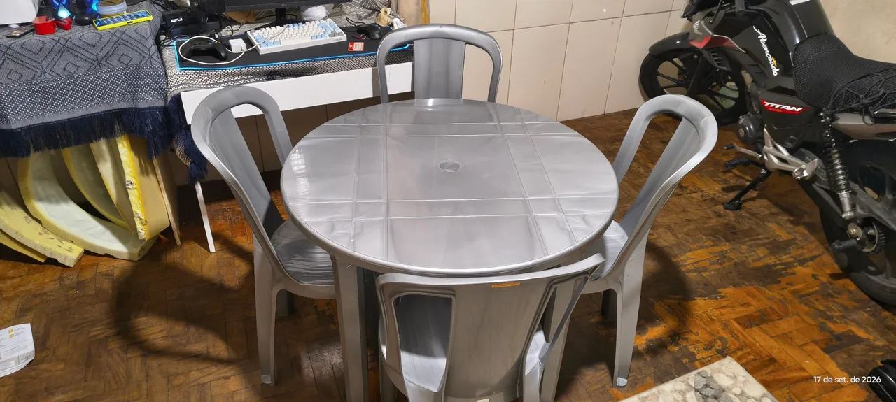 Mesa de plástico com 4 cadeiras