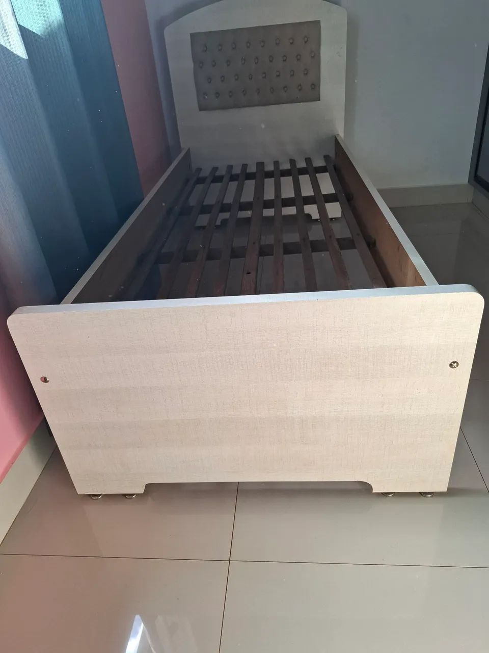 Par de cama de solteiro. Madeira e MDF. Cabeceira estofada - Foto 4