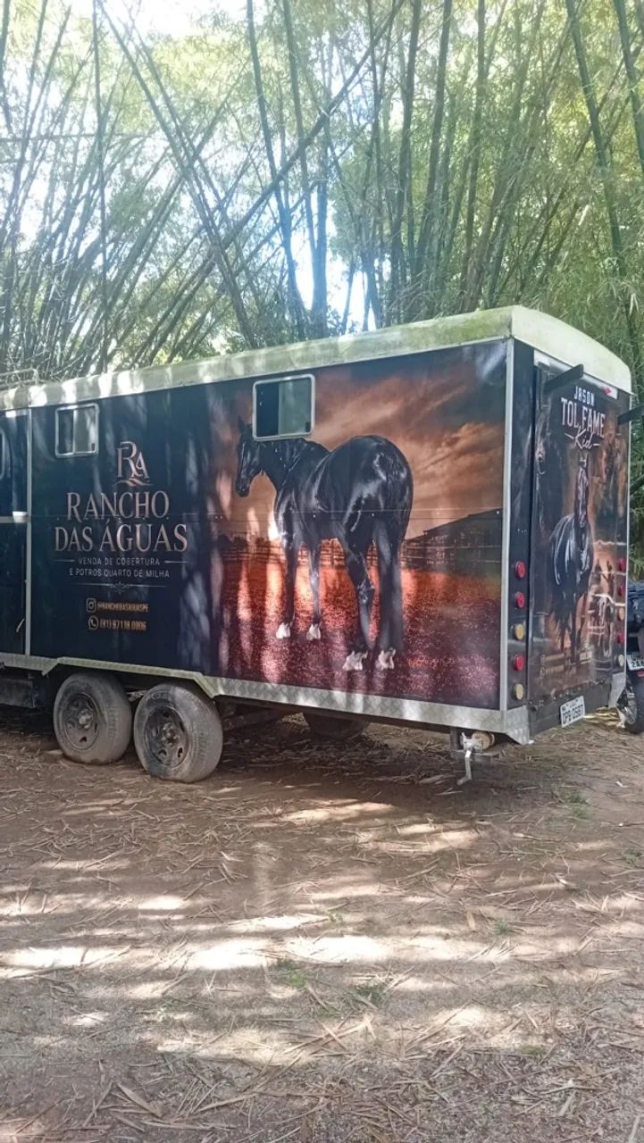 Treiler com apto para cavalos