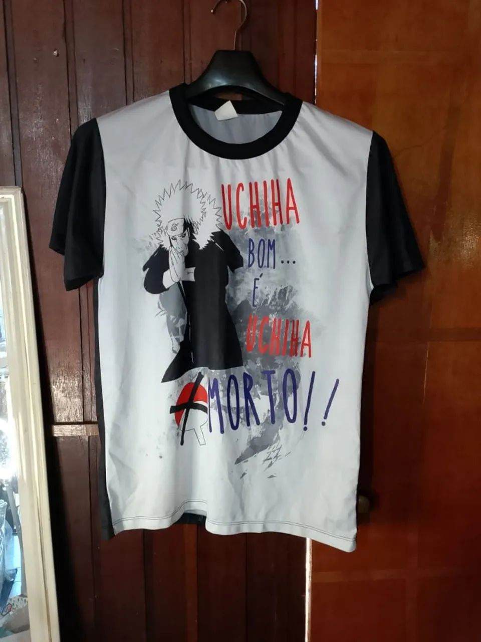 Camiseta desenho uchiha