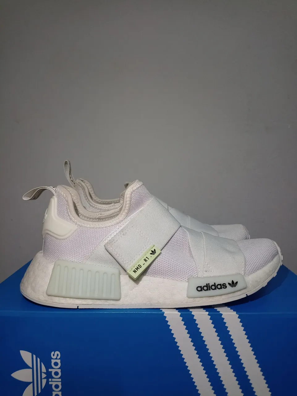 adidas gazelle silver green womens Adidas NMD R1 V2: Tênis Masculino e Feminino Confortável para Caminhad –  Asah Store main image 0