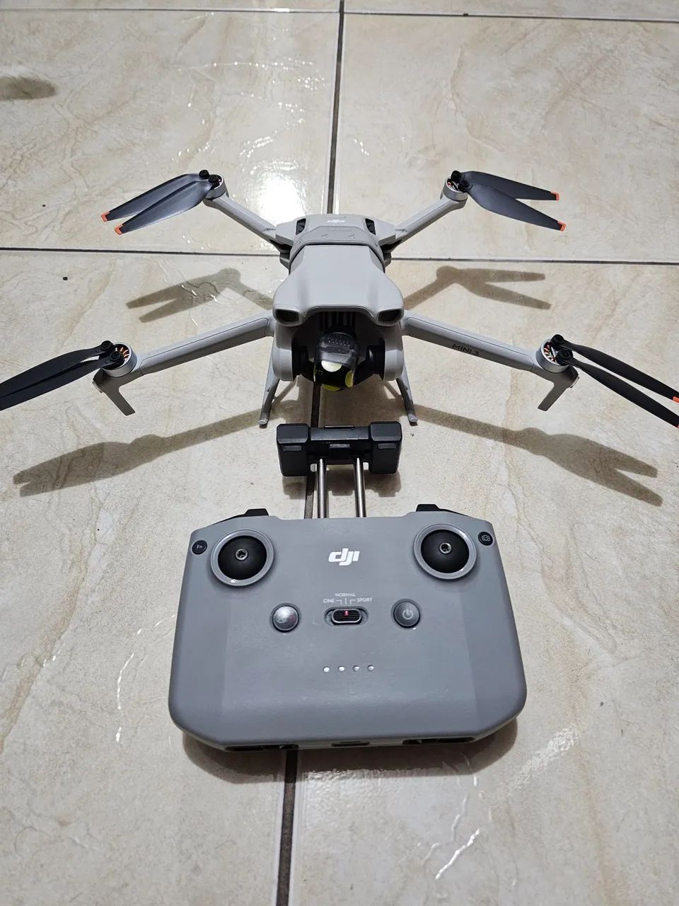 Drone DJI Mini 3 com 2 baterias e acessórios 