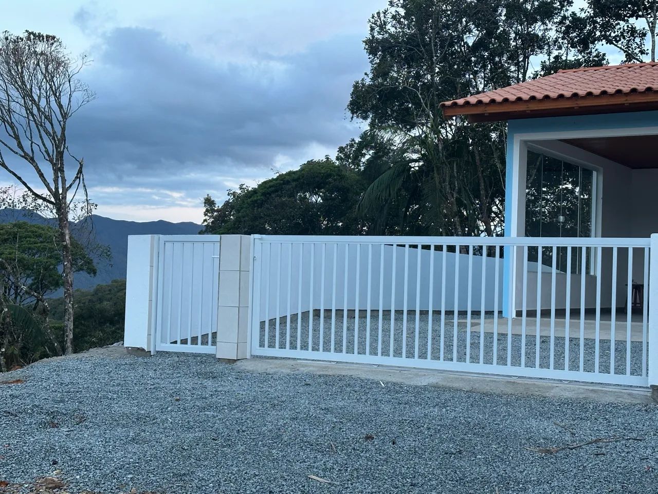 Linda casa no bairro Loeffelscheidt, águas mornas.