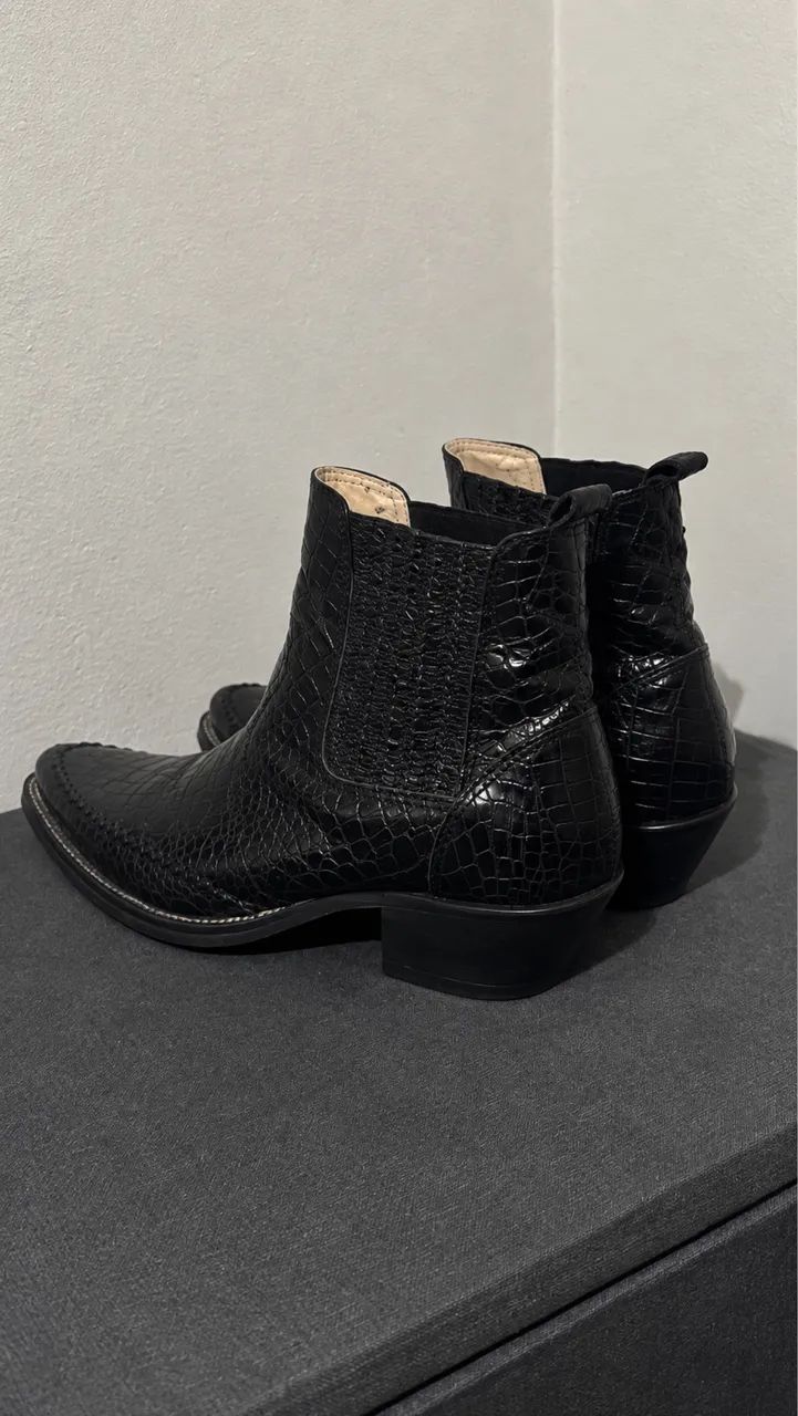 Bota de Couro Argentino Legítimo e solado de madeira 