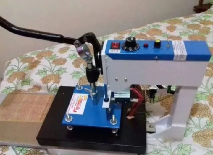 Máquina de estampar camisa, chinelos etc EM PERFEITO ESTADO