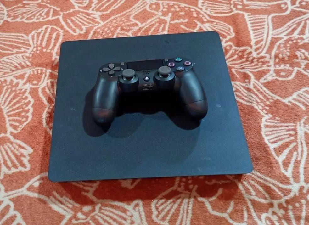 PlayStation 4 Slim 