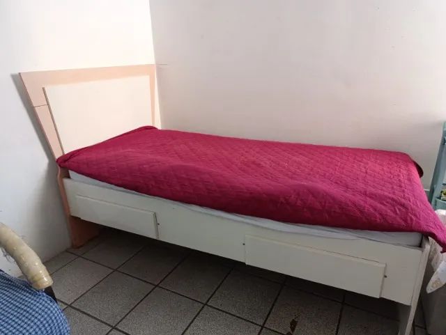 Cama de solteiro com 2 gavetas e cabeceira branca e rosa