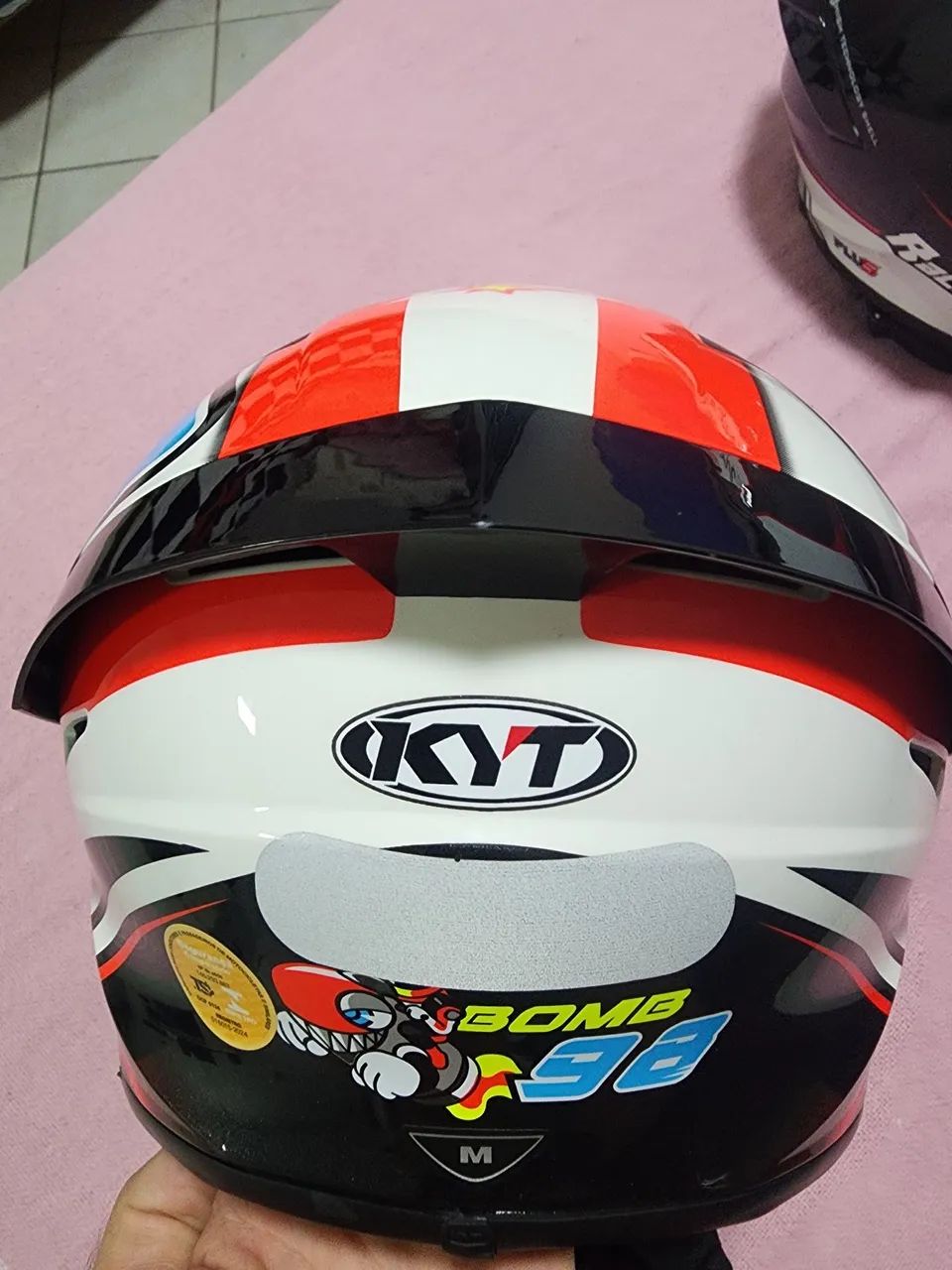 Capacete assinado pelo Leandro Melo piloto  - Foto 6
