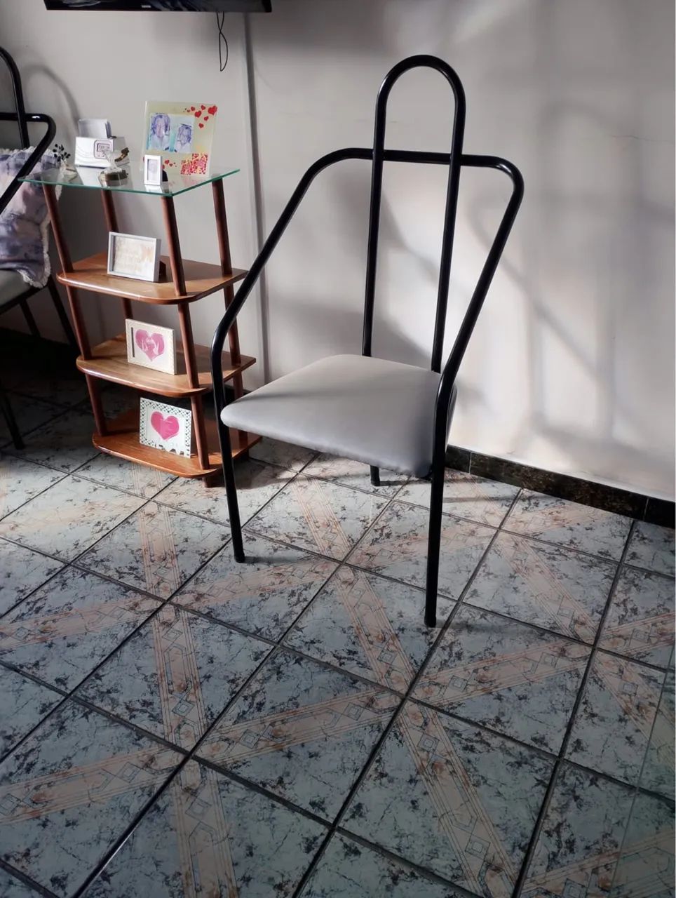 2 cadeiras e mesa de vidro - Foto 2