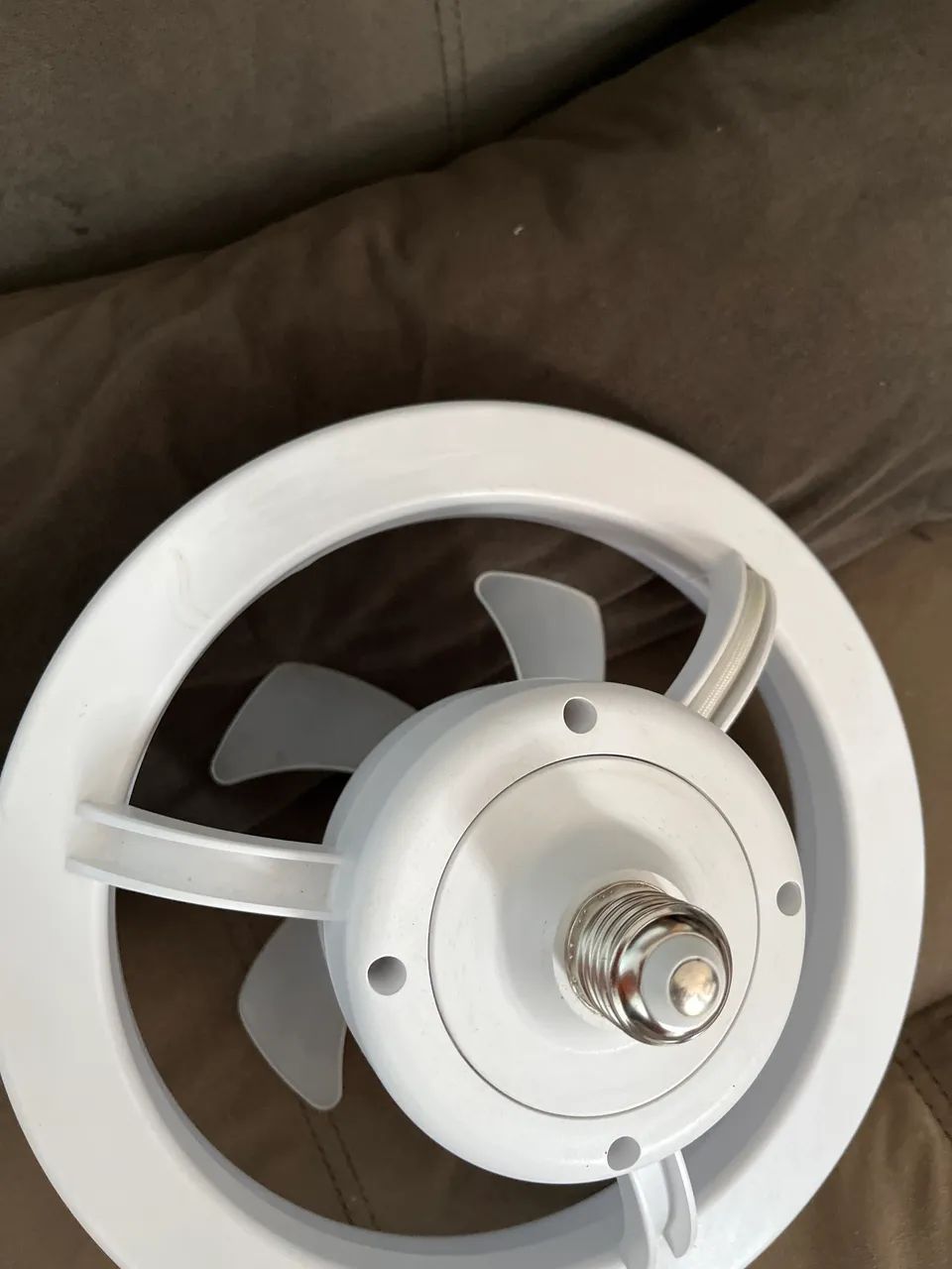 Ventilador de teto com lâmpada e controle remoto. - Foto 2