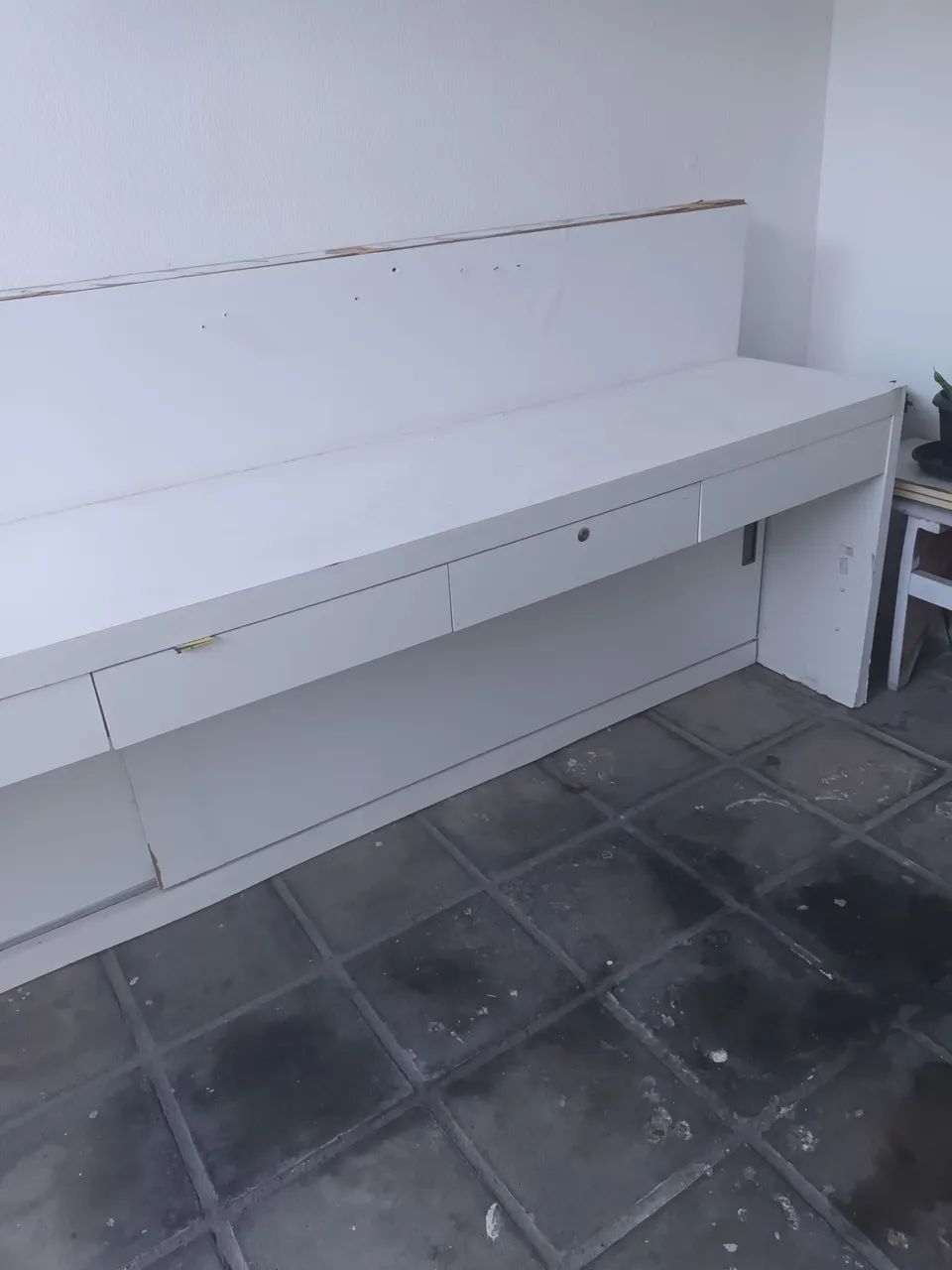 Balcão grande com 05 gavetas e vitrine - 500,00