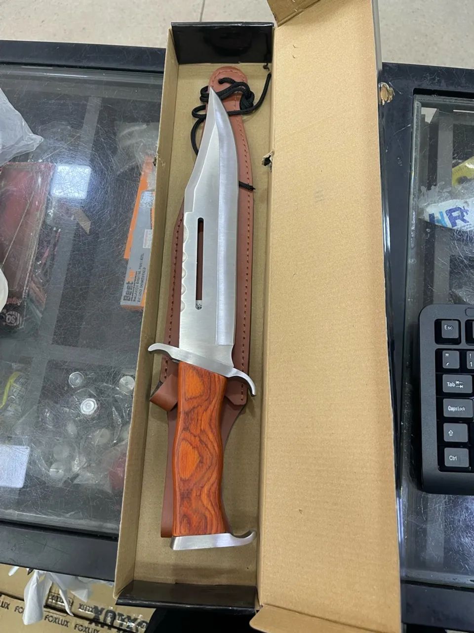 Faca Grande Estilo Bowie com Cabo de Madeira e Bainha - Nova