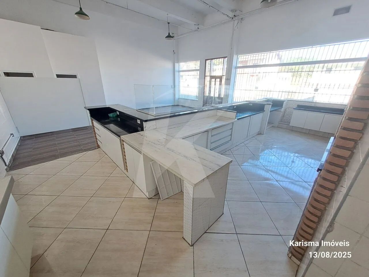 Salão comercial medindo 115 m² com 2 banheiros e vagas de garagem - Foto 4