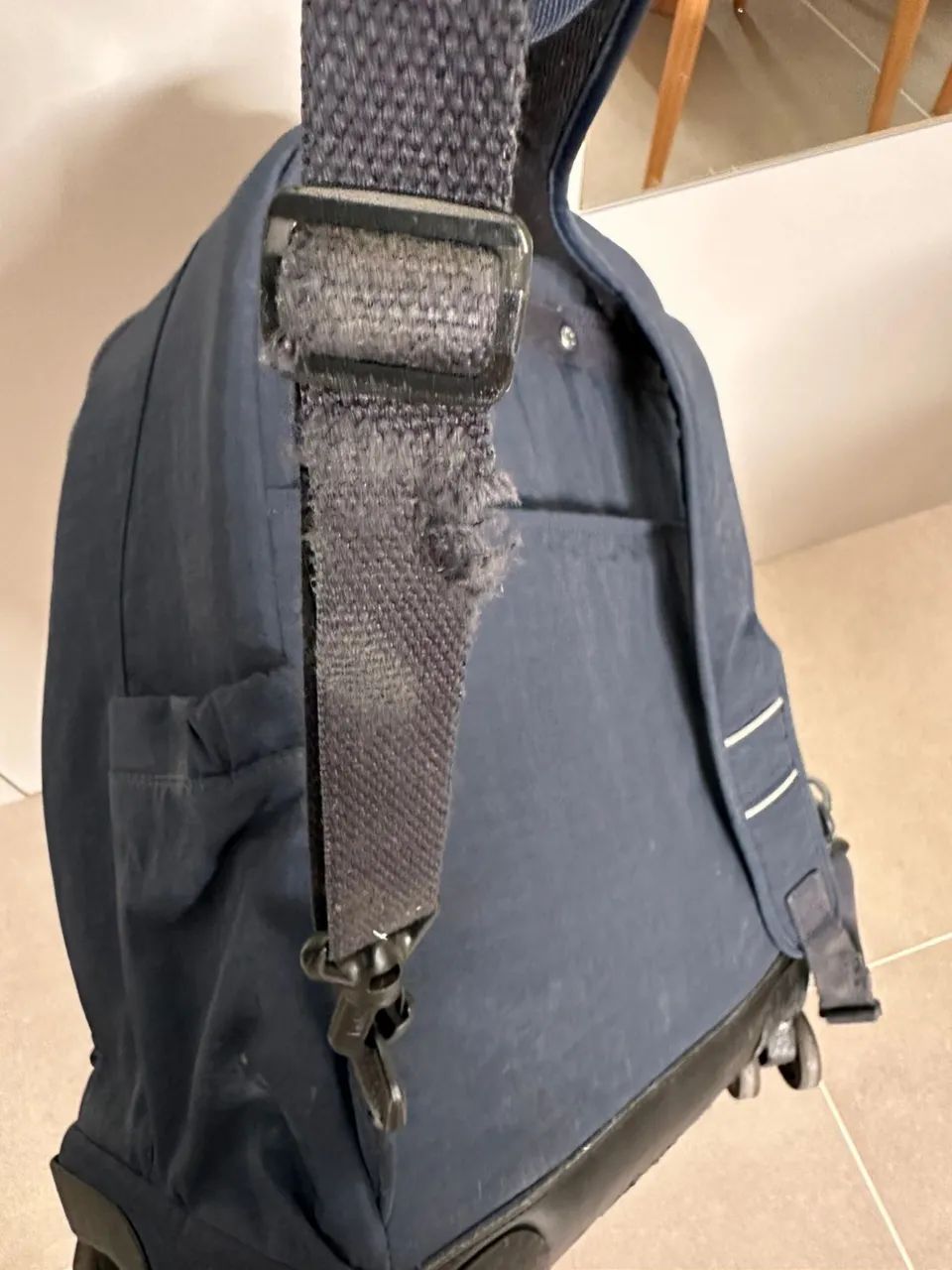 Mochila Kipling New Zea Azul Original com rodinhas 360° - Foto 5