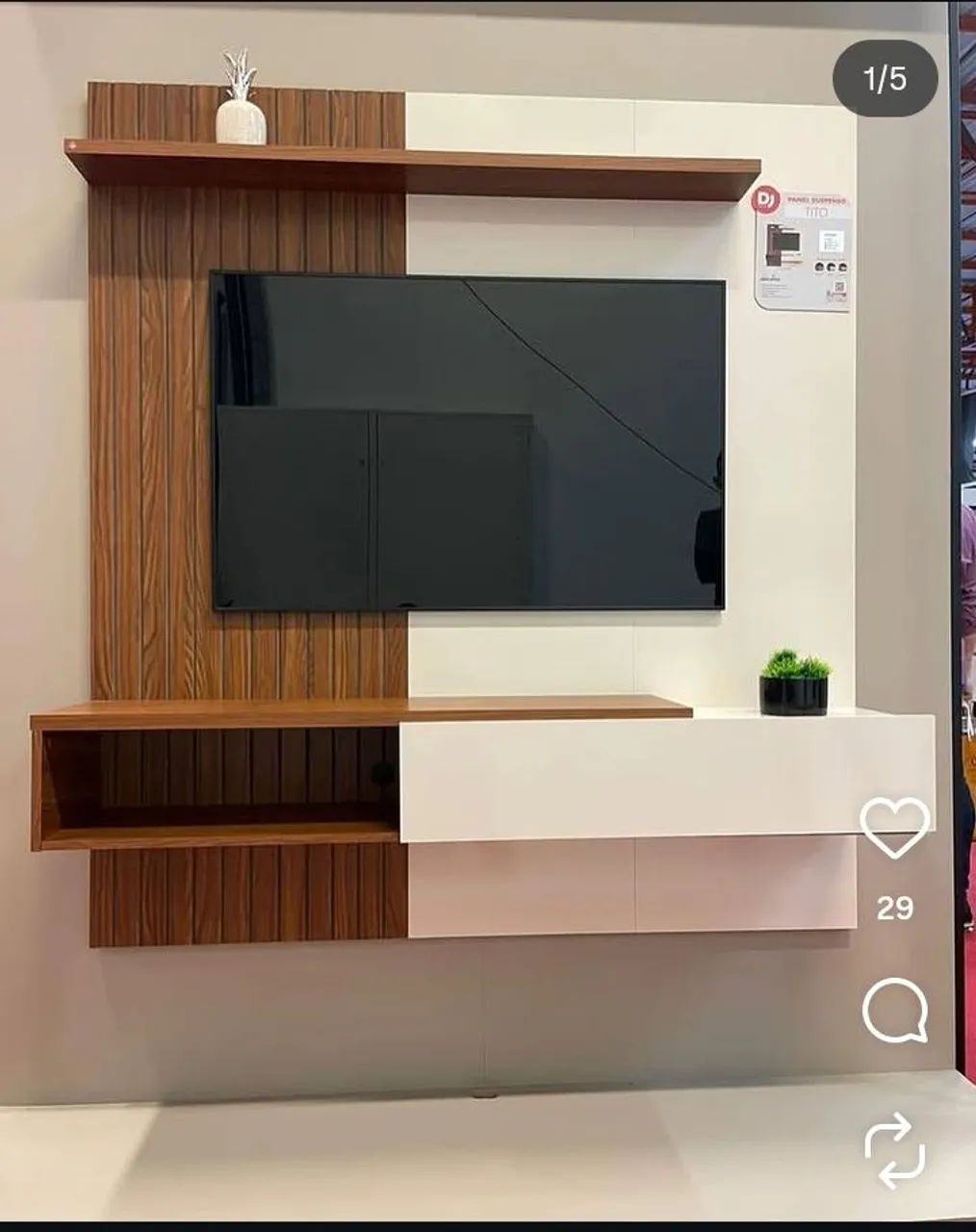 Painel ripado com prateleiras