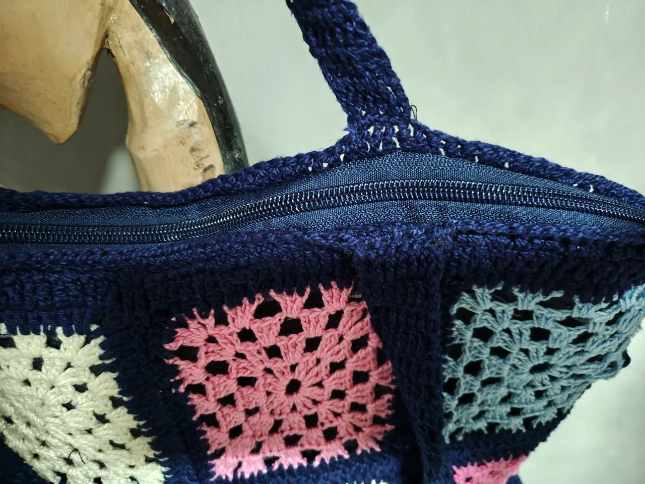 Bolsa Boho de crochê colorida com zíper - Foto 4