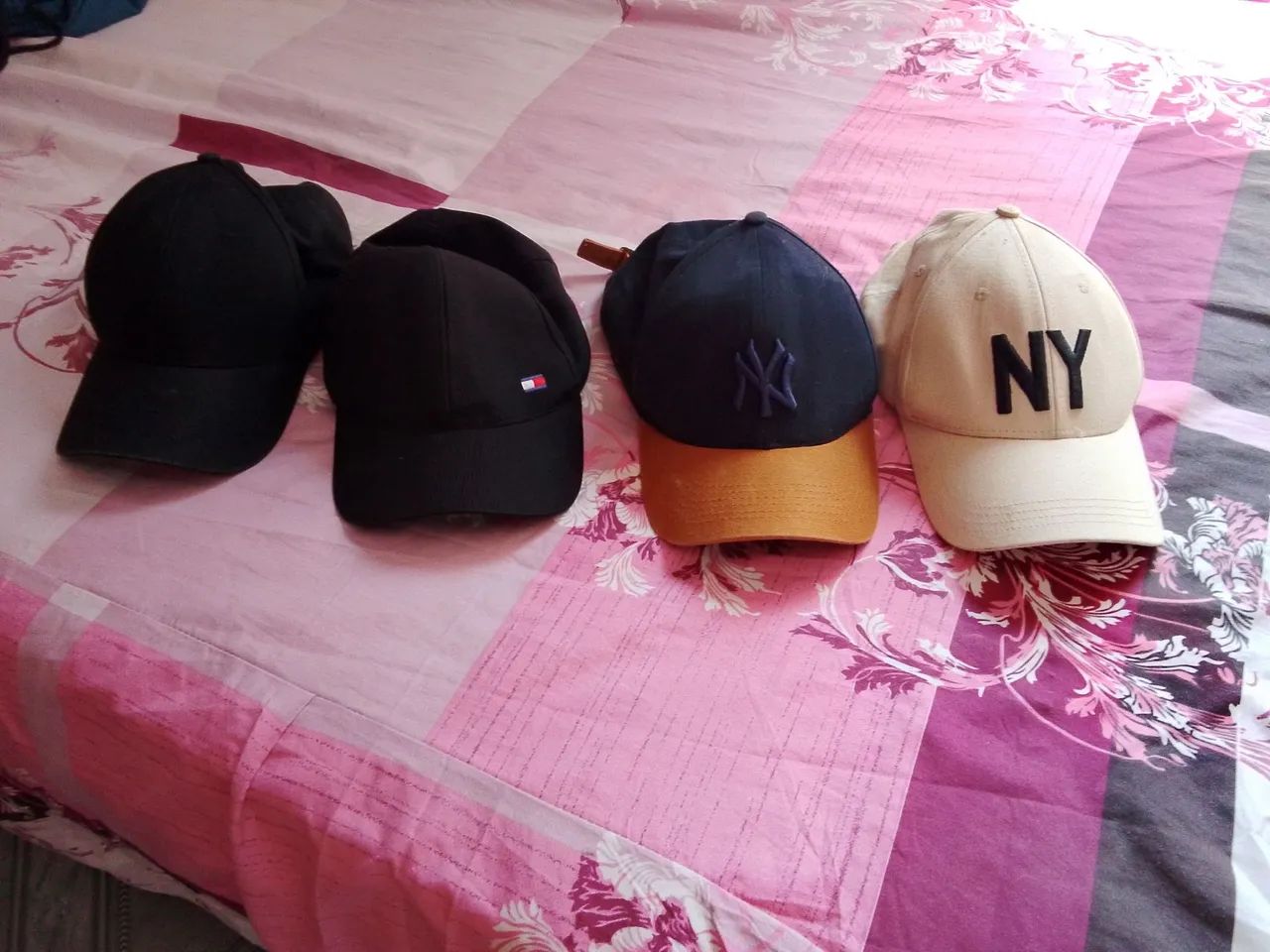 Vendo bonés,os 4 por 15.00