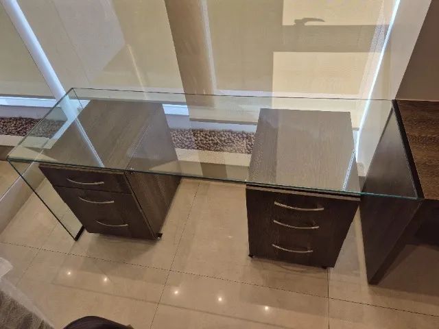 Mesa de escritório em L com tampo em MDF e vidro - Foto 2