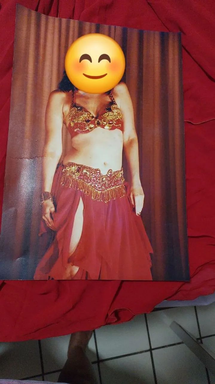 Linda roupa de dança do ventre vermelha e dourada