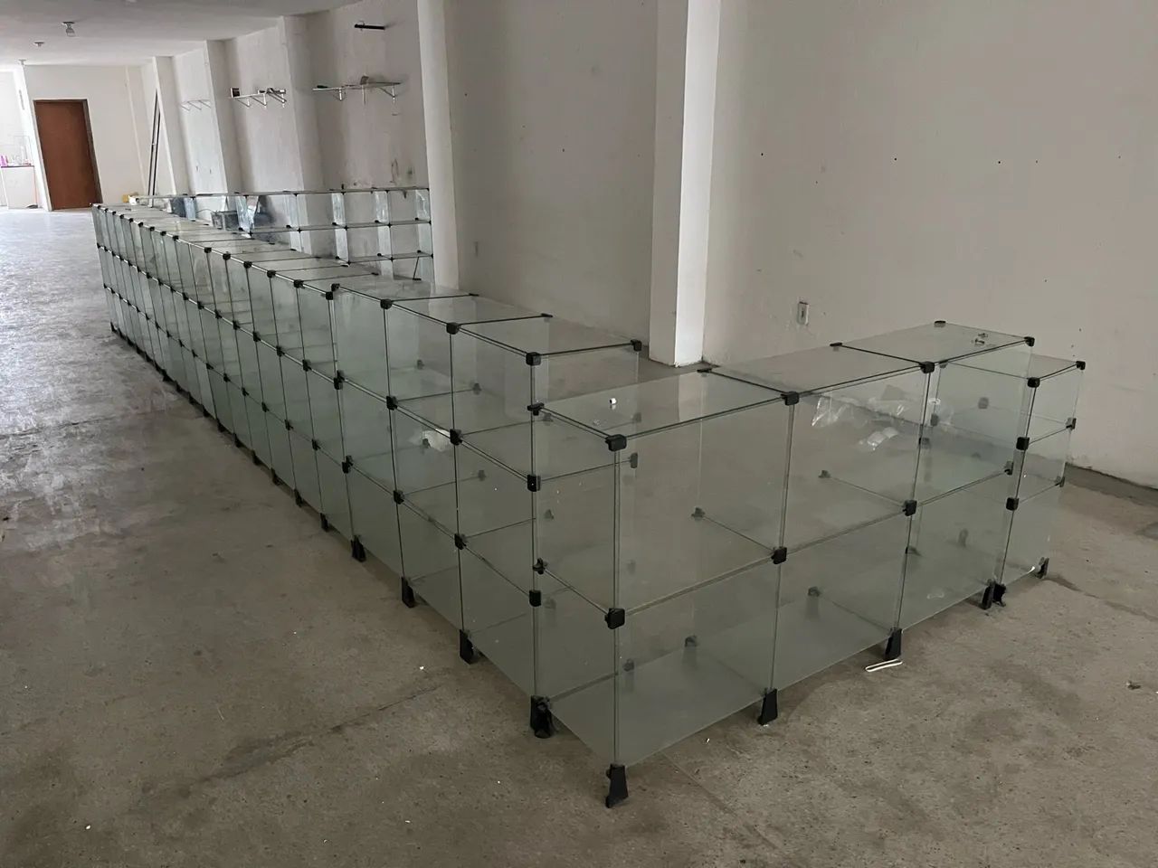 Balcão modular em vidro com 6 metros