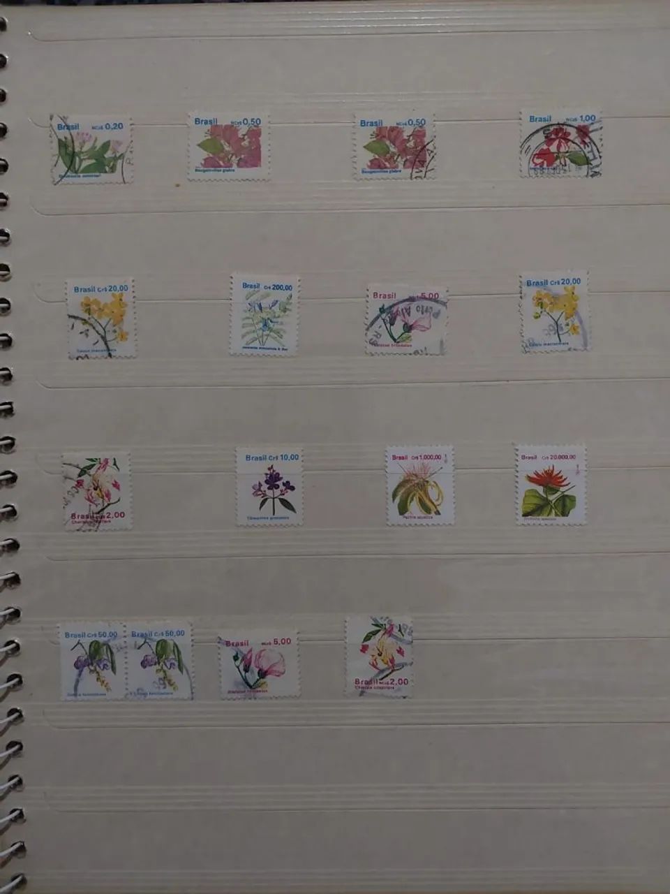 Coleção com mais de 270 selos de carta 