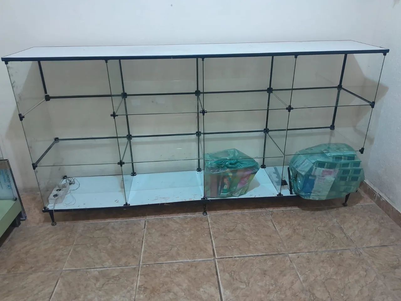 Balcão vitrine de vidro e expositor  - Foto 2