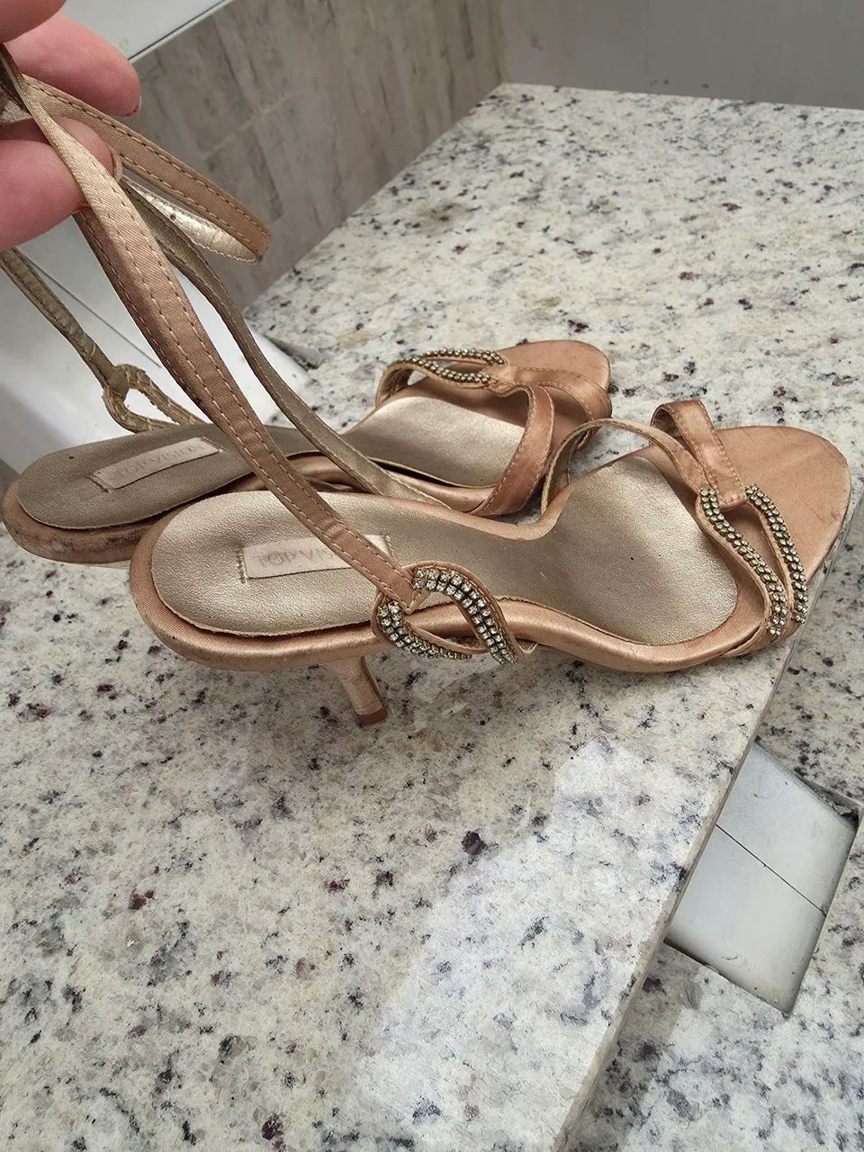 Sandália com strass dourada - Foto 2