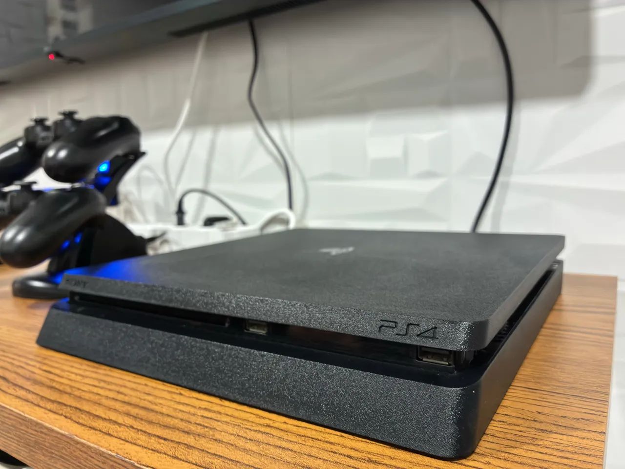PS4 SLIM + 2 CONTROLES + JOGOS + BASE DE CARREGAMENTO  - Foto 2