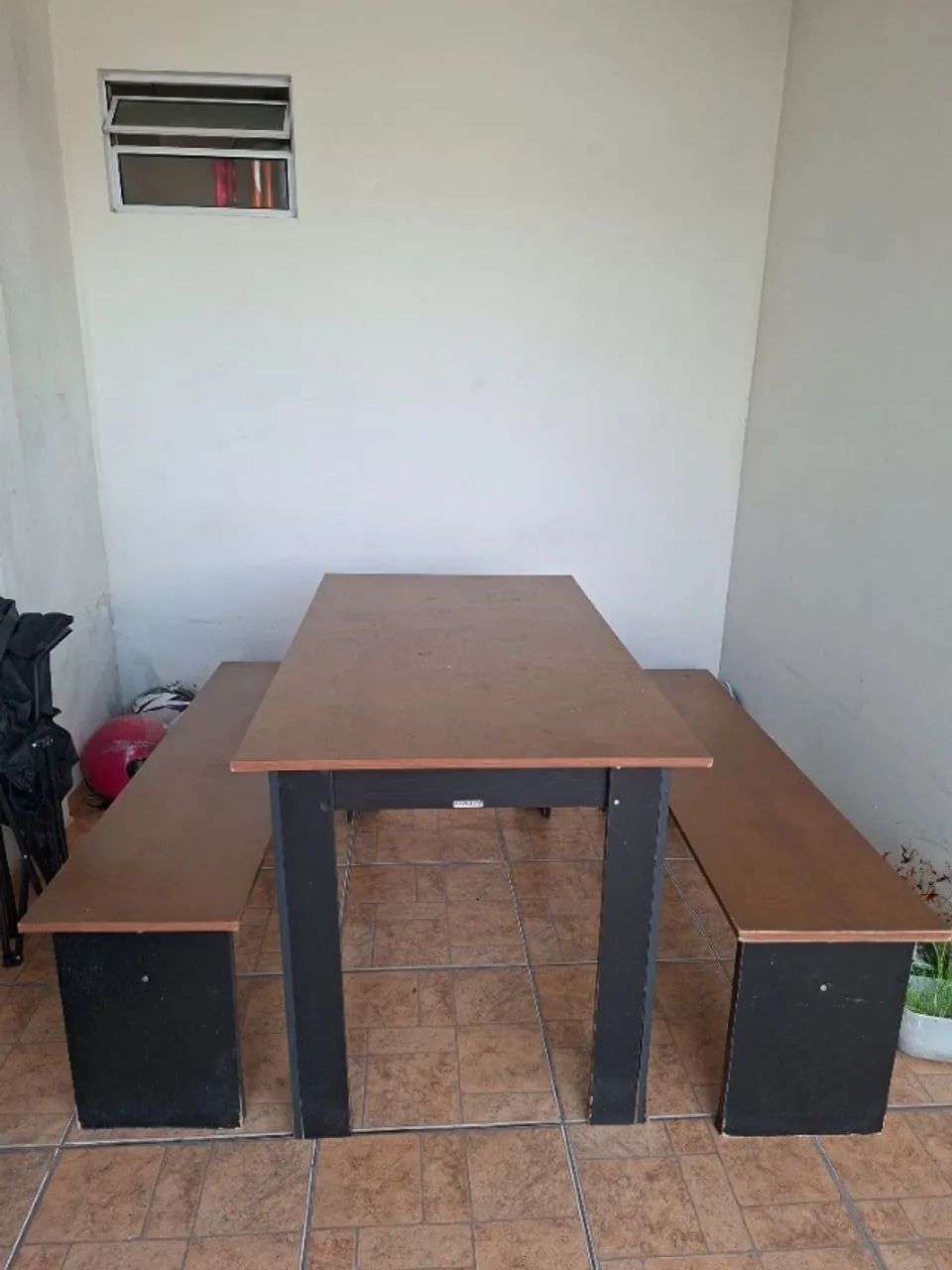Mesa com bancos