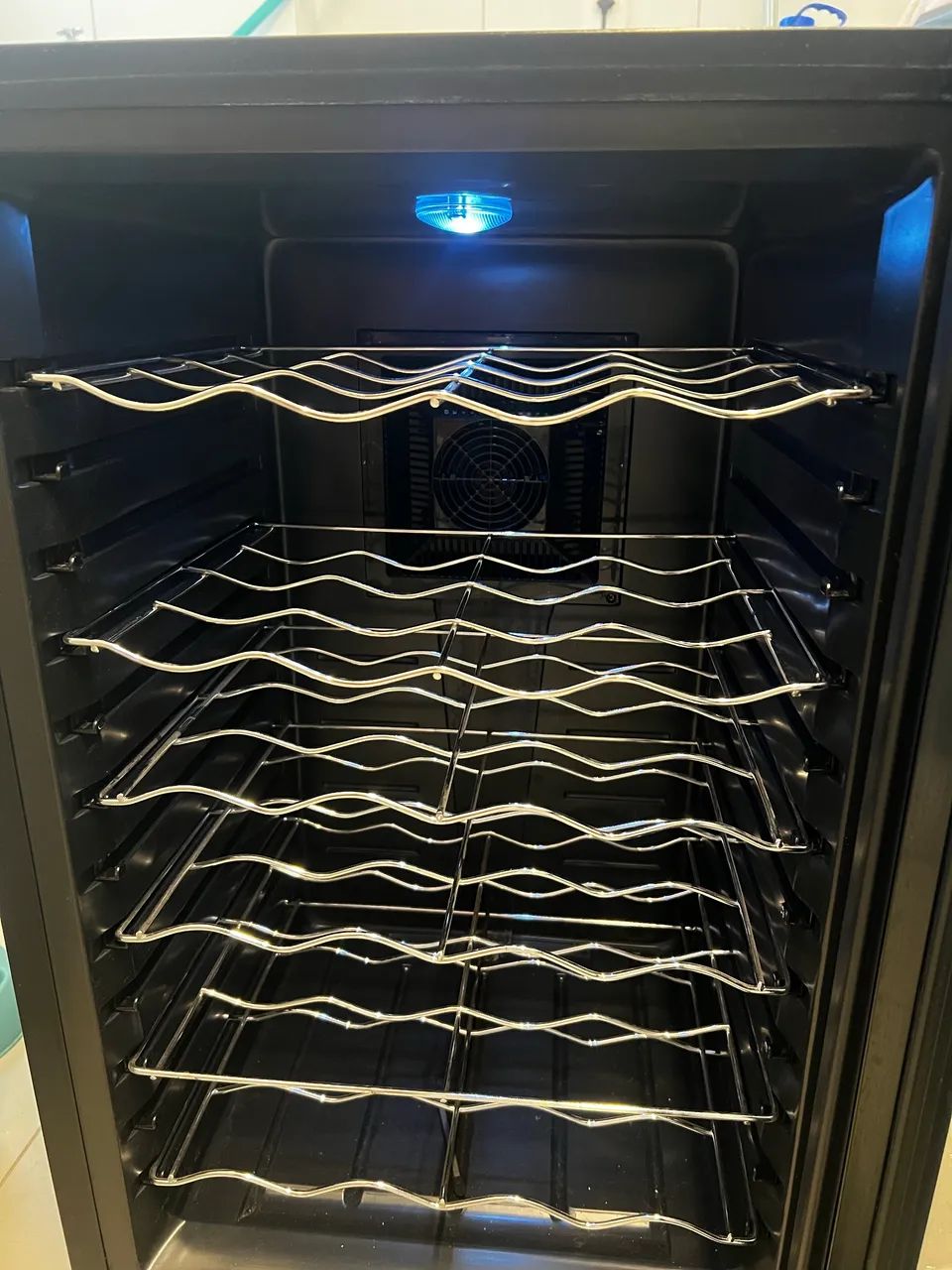 Adega para 28 garrafas marca Easy Cooler - Foto 4