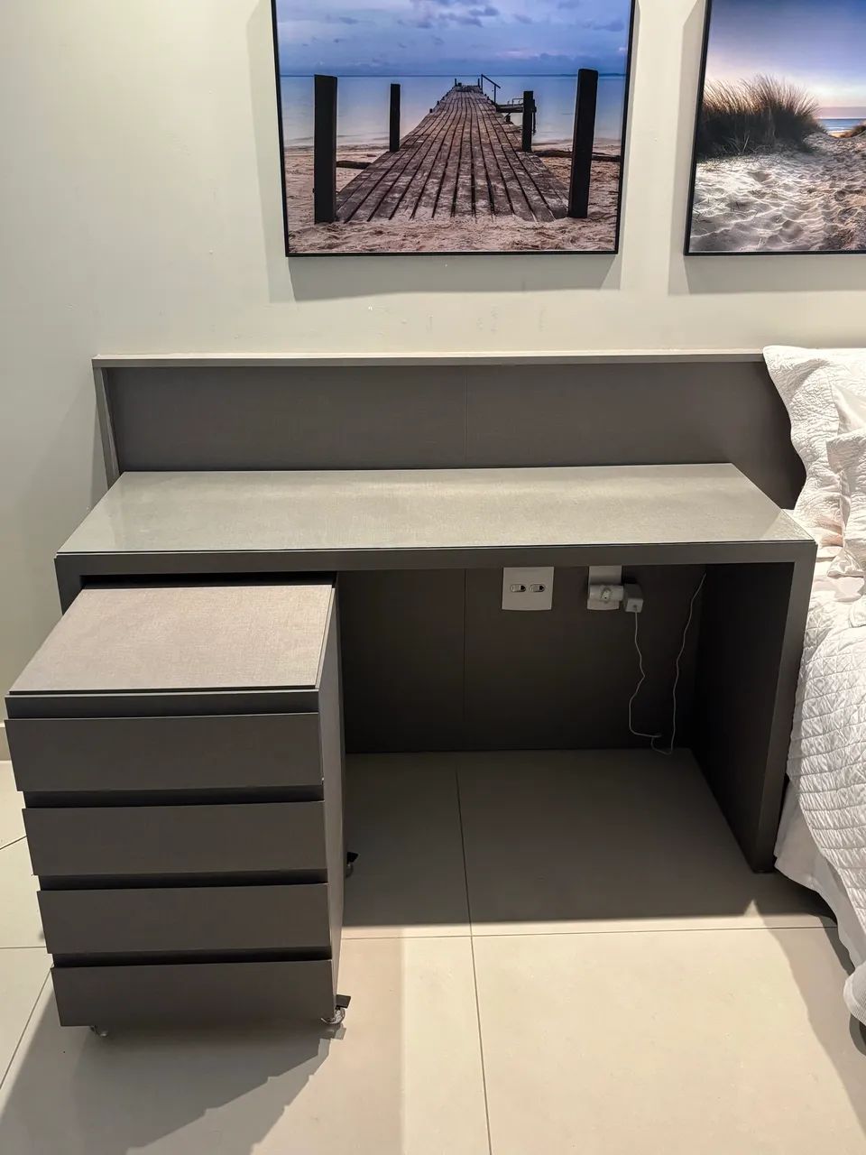 Escrivaninha Planejada Premium 1,40m com Gaveteiro e Tampo de Vidro - Foto 4