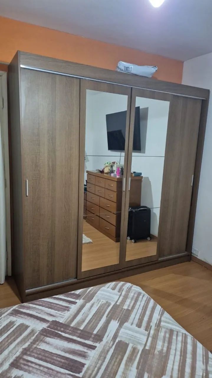 Guarda-roupa 4 portas de correr, com espelho e 3 gavetas