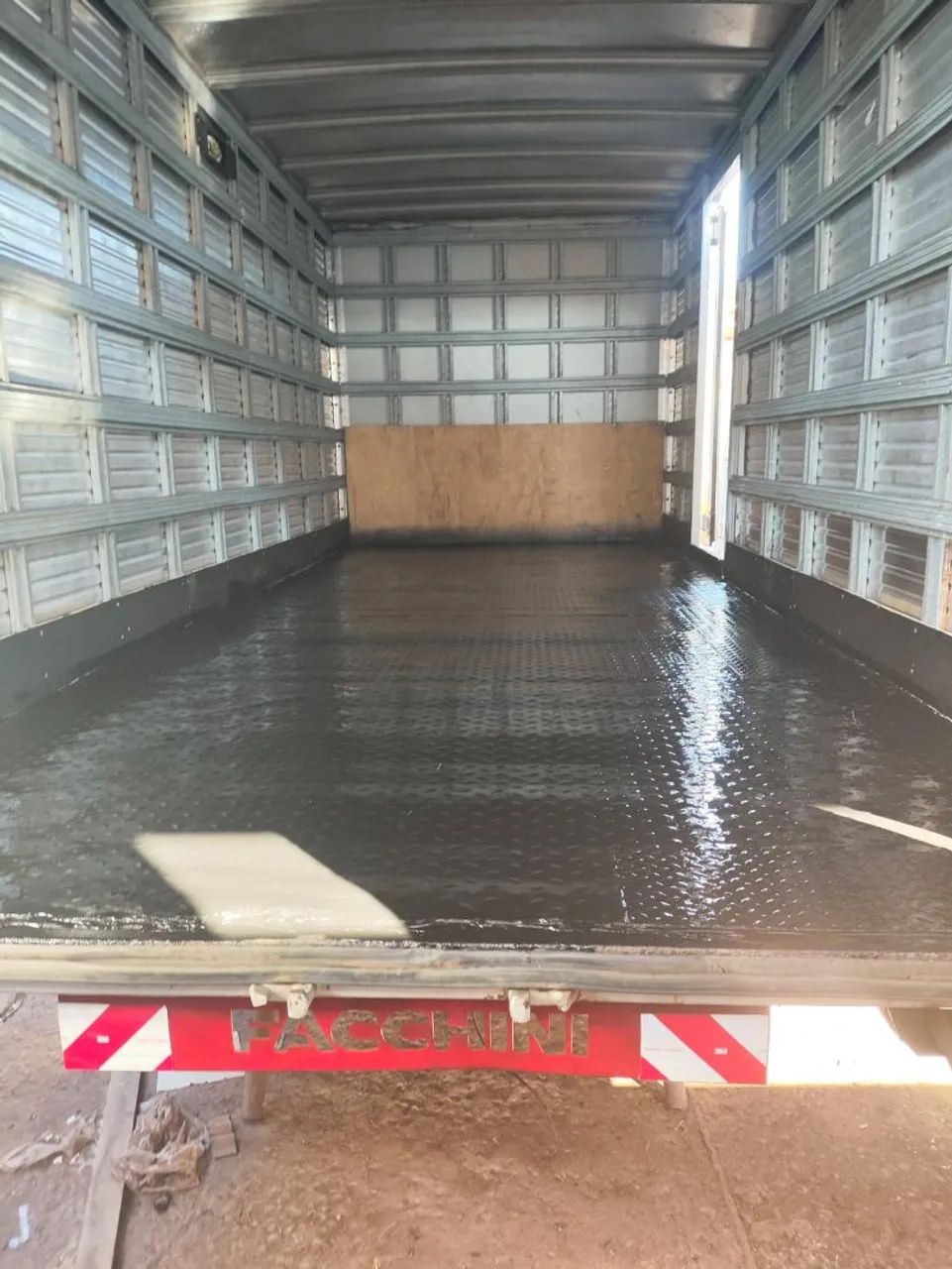 Baú para caminhão 3/4, 5.50 metros de comprimento  - Foto 3