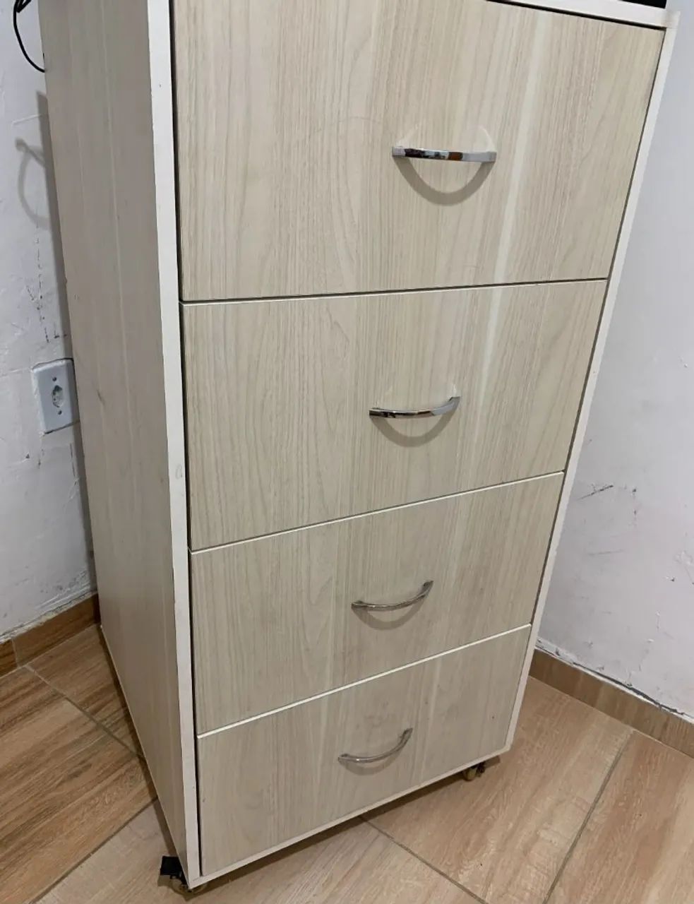 Vendo cômoda com 4 gavetas muito nova - Foto 2