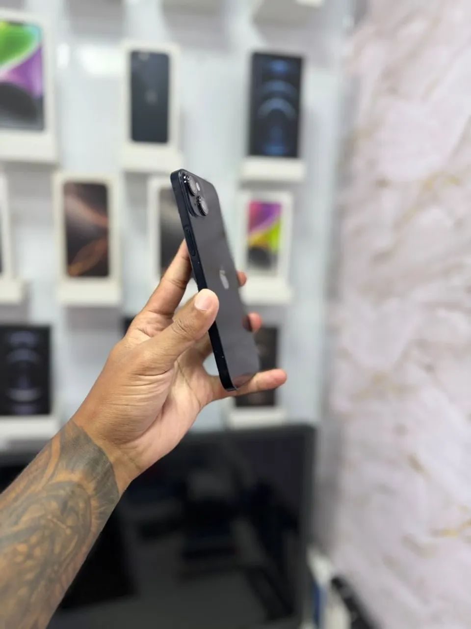 IPHONE 14 PLUS 256GB<br>R$ 2.850,00 PRETO - Foto 3