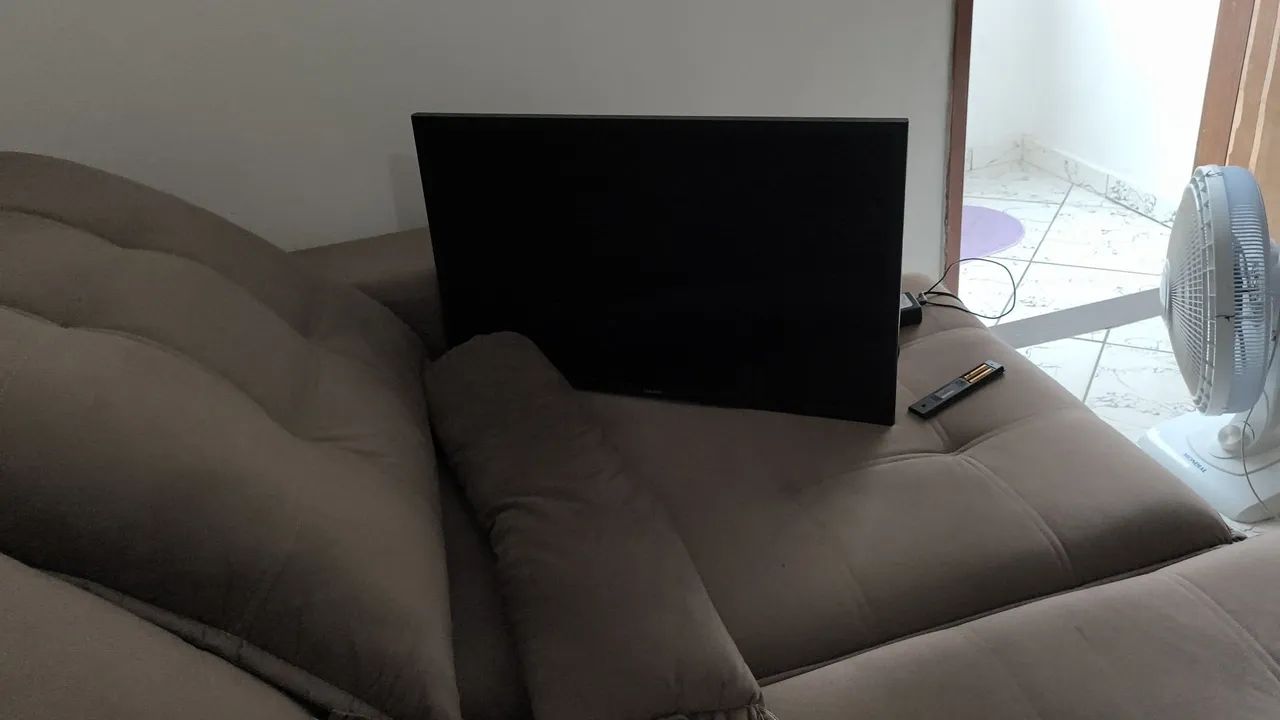 Tv Samsung 32 polegadas sem os pés com controle e smart tv <br>700 reais - Foto 4