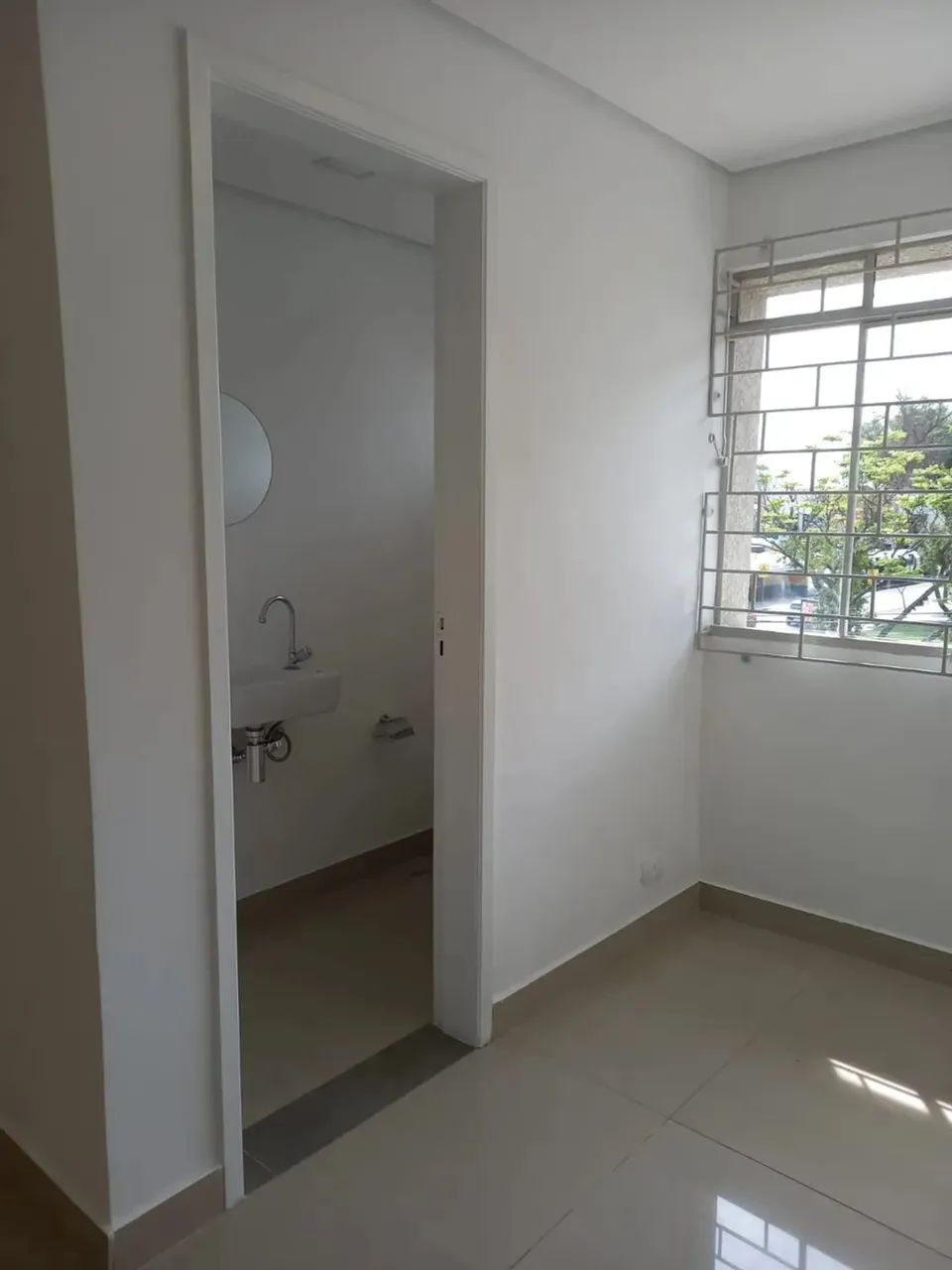 Sala Comercial para Alugar Com 2 Ambientes 39m² Frente ao Shopping Palladium -Água Verde-  - Foto 4