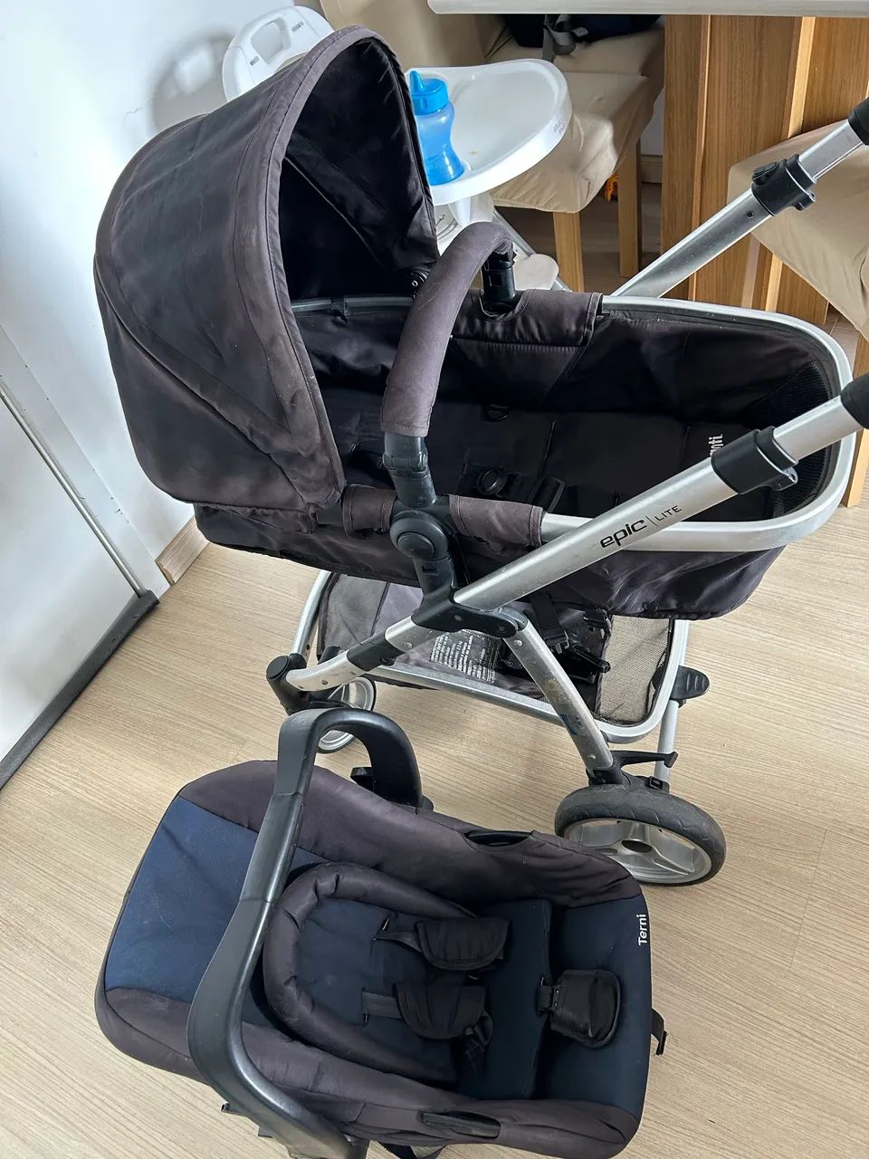 Carrinho de bebê com bebê conforto  - Foto 4