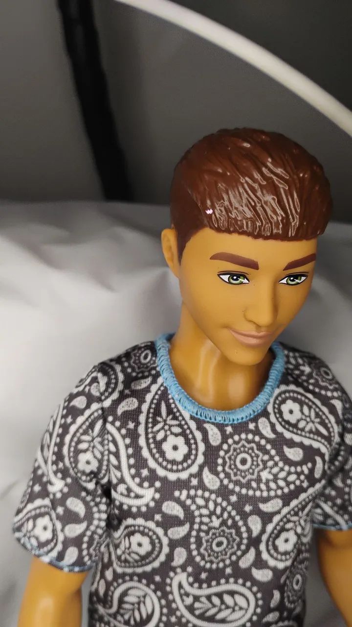 Boneco Ken curvy . Com pequena falha no cabelo . - Foto 4