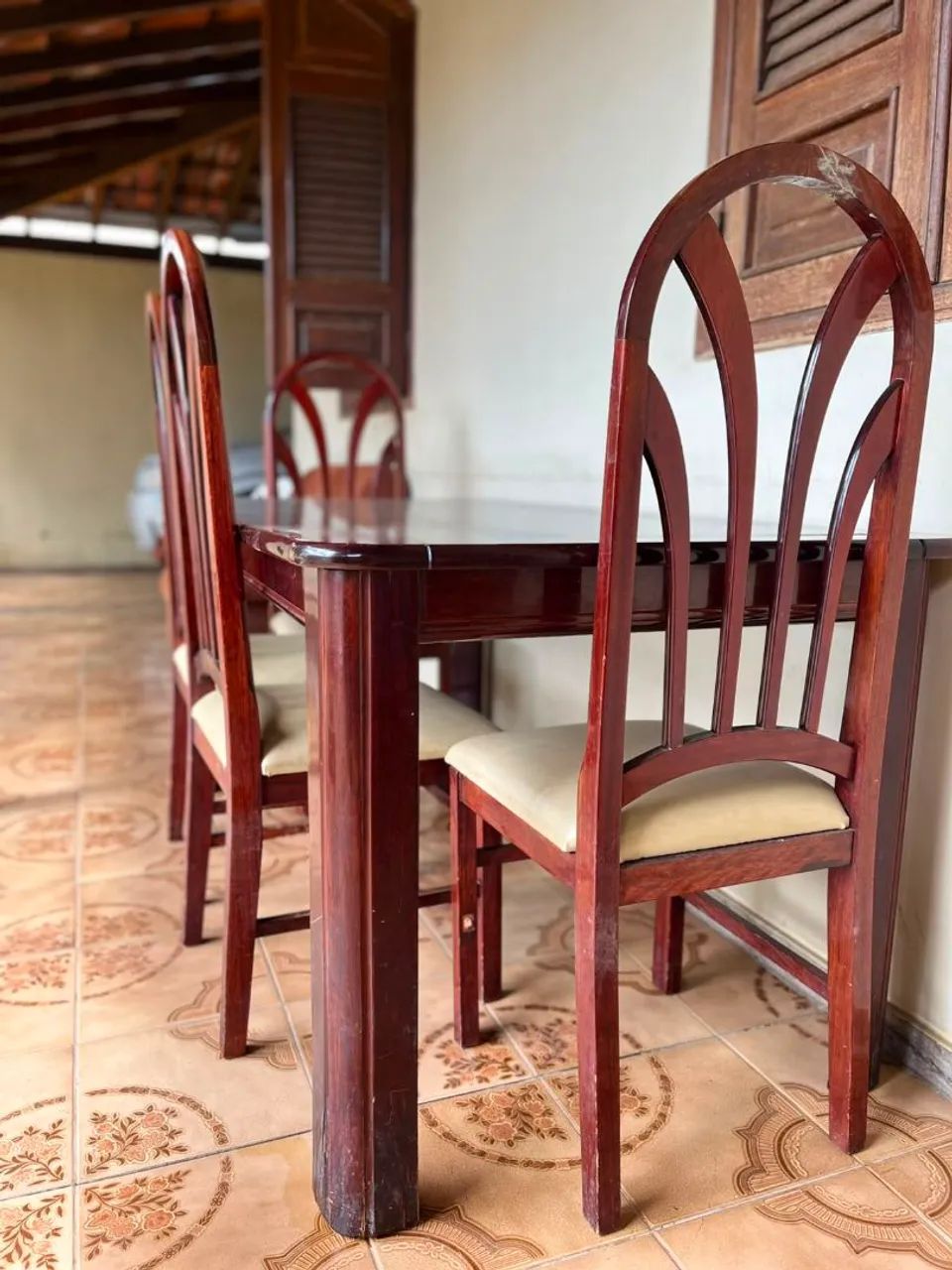 Mesa de madeira maciça com tampo de vidro - Foto 4