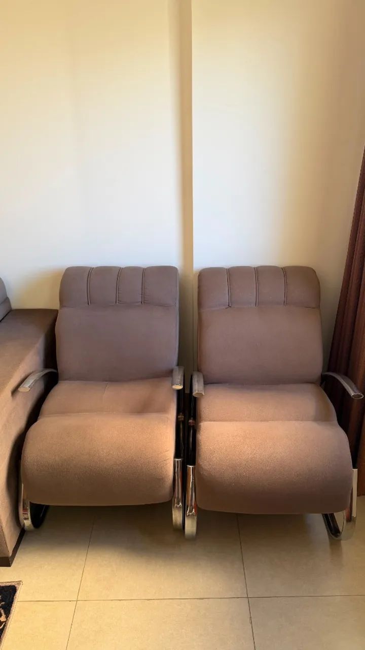 Par de poltronas retrô com base cromada e estofado suede - Foto 2