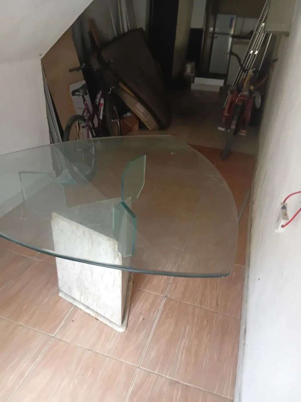 Mesa de jantar de mármore e tampo de vidro 