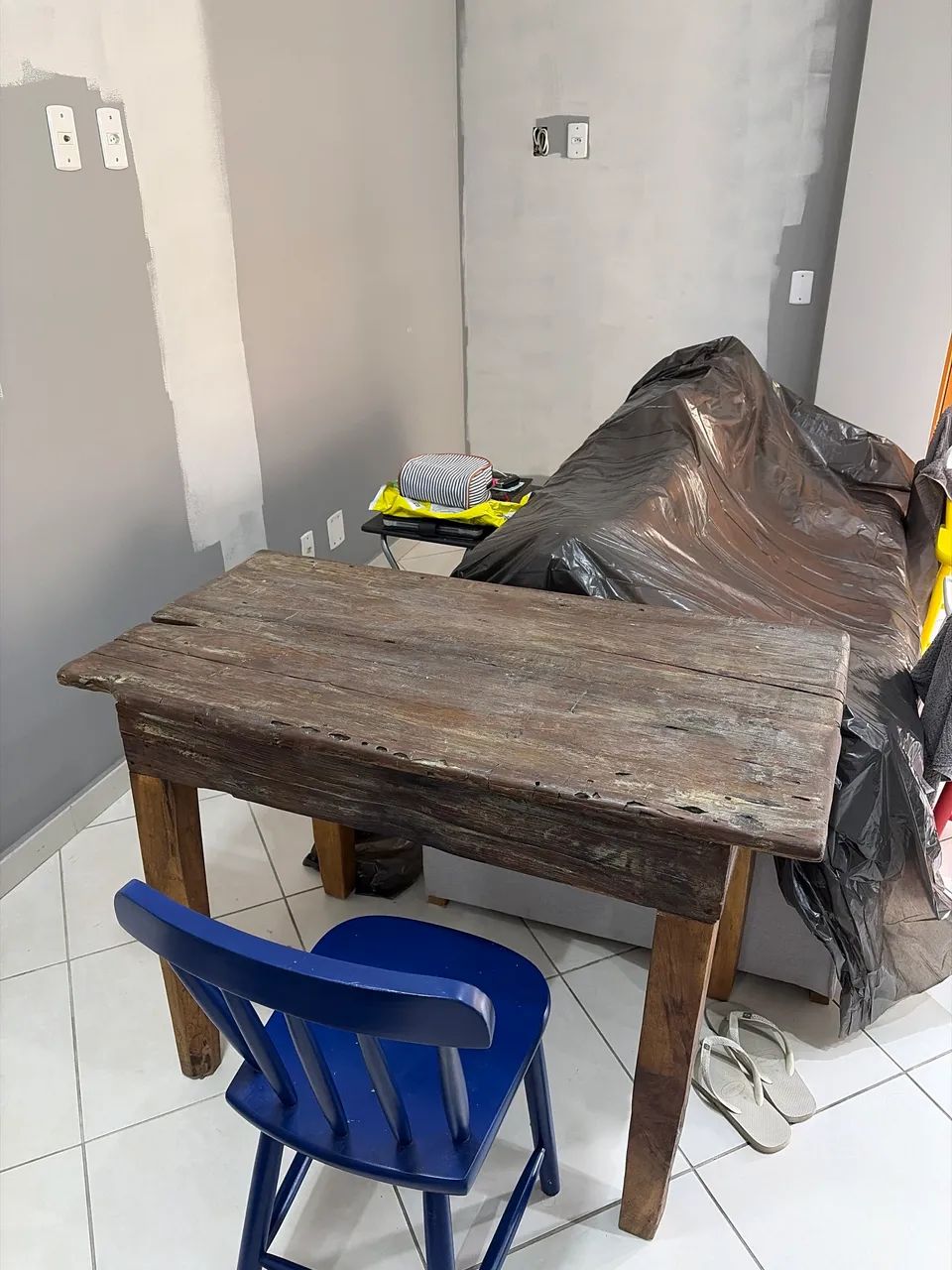 Mesa de madeira rústica + 4 cadeiras 