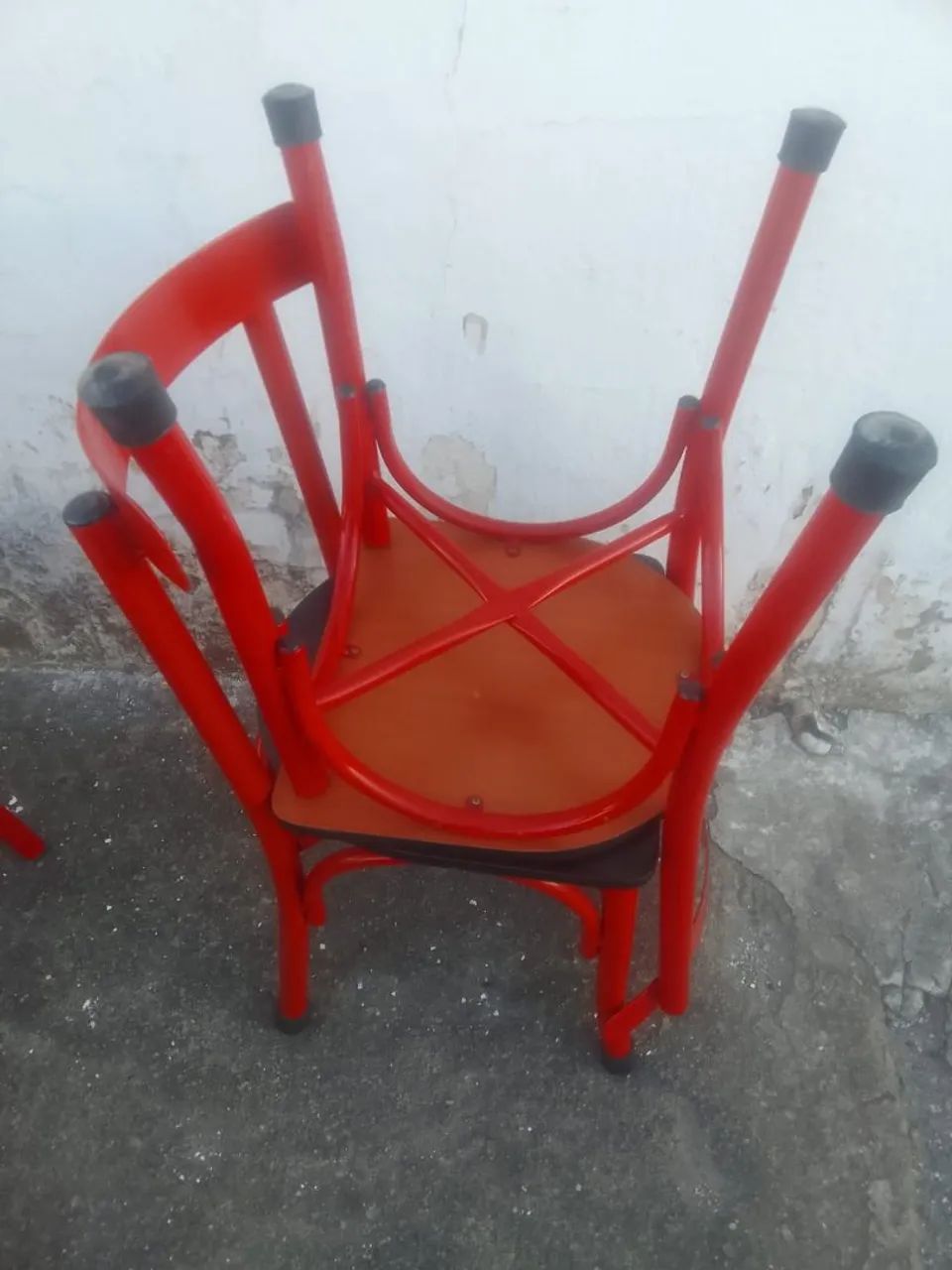 Cadeiras semi novas com Estrutura de Metal e Assento de Madeira - Foto 5
