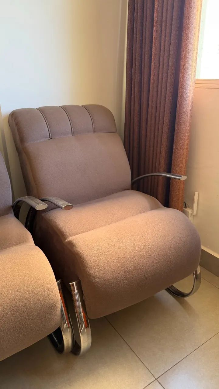 Par de poltronas retrô com base cromada e estofado suede - Foto 5