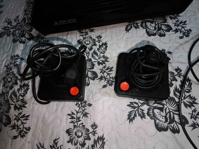 Atari 2600 polyvox com caixa e 2 controles  - Foto 5