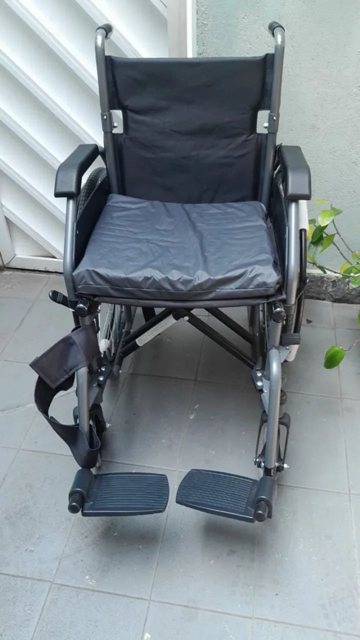 cadeira de rodas, cadeira de banho e almofada - Foto 3