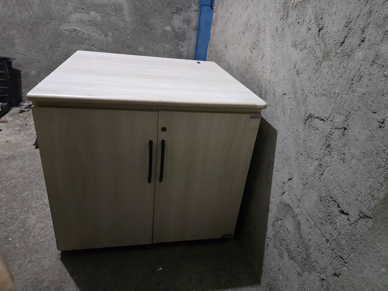 Moveis e cadeiras para escritorio