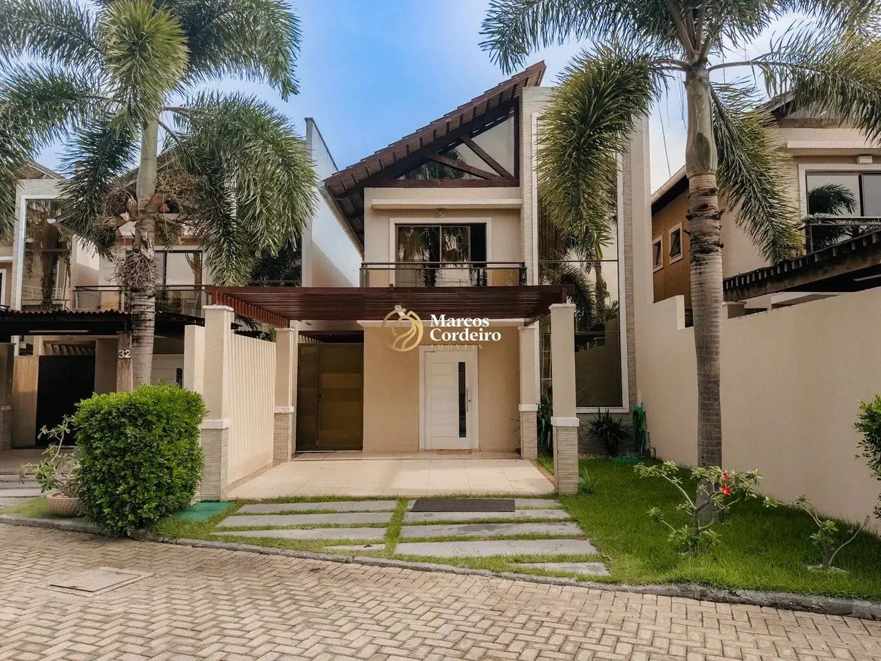 Casa Duplex para venda tem 180 metros quadrados com 3 quartos em Coité - Eusébio - CE