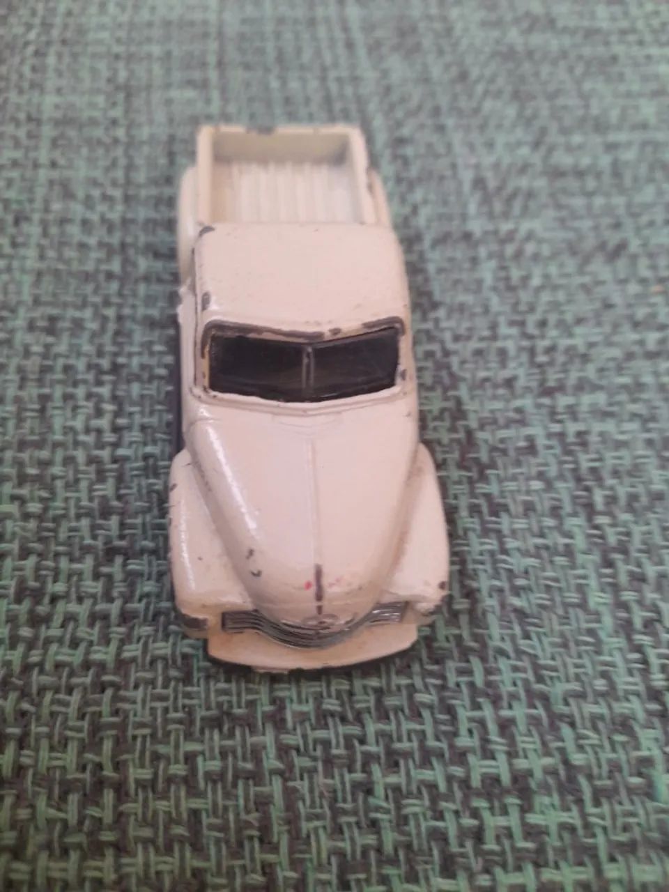 Carrinho Chevrolet 3100 Pick-up de cor creme, da marca Welly - Foto 3